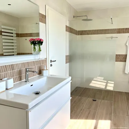 Sundevit - Exklusives Mit Infrarotsauna, Whirlpool-wanne Und Kamin